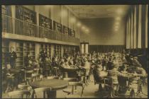 Dětská čítárna pražská, 1931- V. F. Suk postává vzadu pod galerií